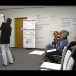 Die Moderatorin fasst die Prämierung der Teilnehmenden zusammen