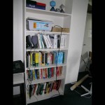 Minibibliothek im Studierendenraum der Informatik - von Studierenden eingerichtet