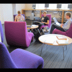 Aufenthaltsbereich in der Fachbibliothek