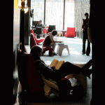 Nischen- und Einzelarbeitplätze mit bequemem Mobiliar