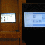 PC-Stationen und elektronische Raumbelegungsanzeigen auf den Gängen, PH Zürich