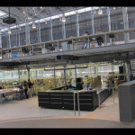 Grossflächige Arbeitstische und hinter Glas der Produktionsbereich für den Modellbau